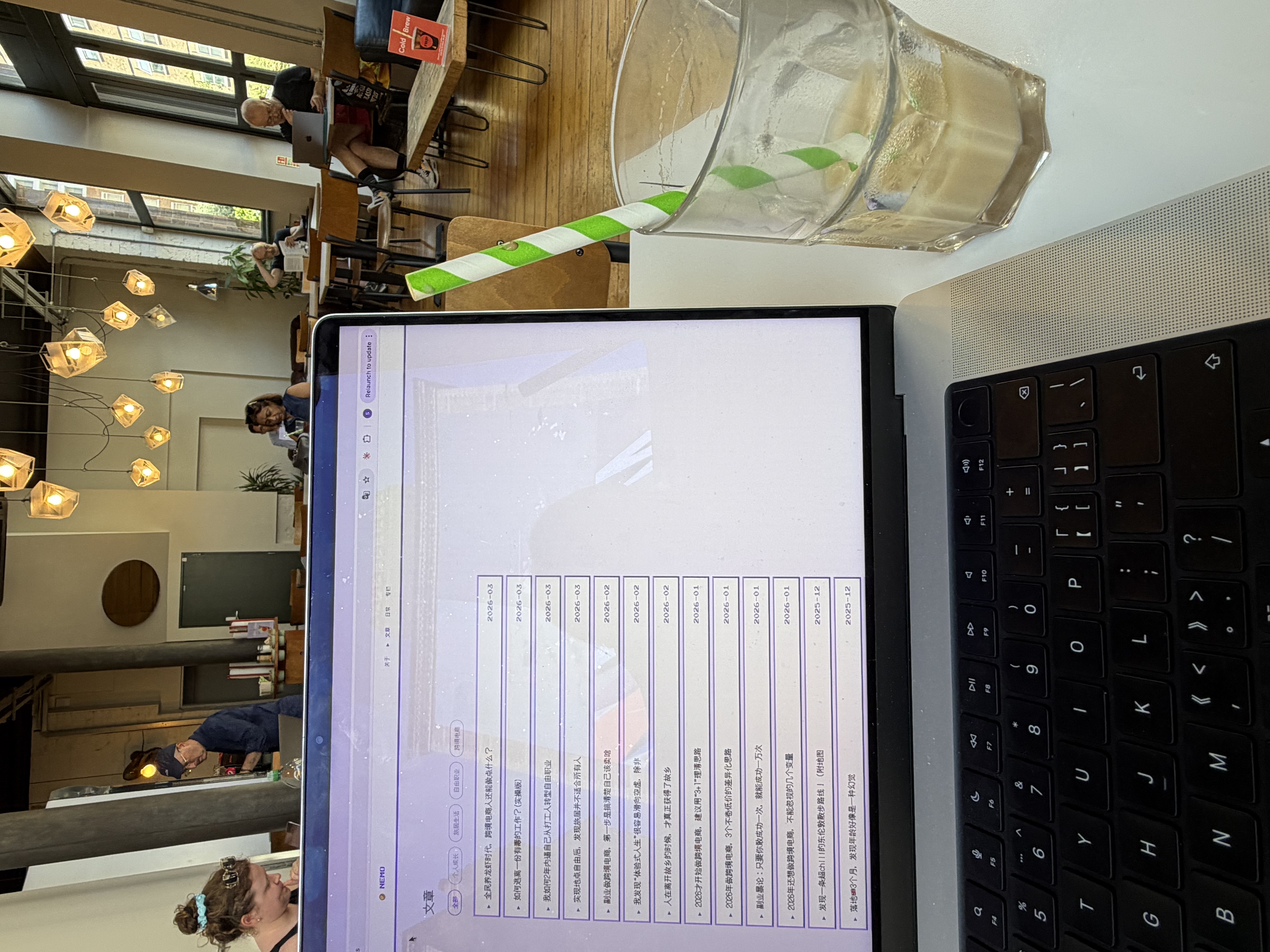 又是在咖啡厅vibe coding个人网站的一天。中午吃的椰浆鸡饭，好幸福！